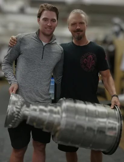 Magnus Ågren with a player and the Stanley Cup